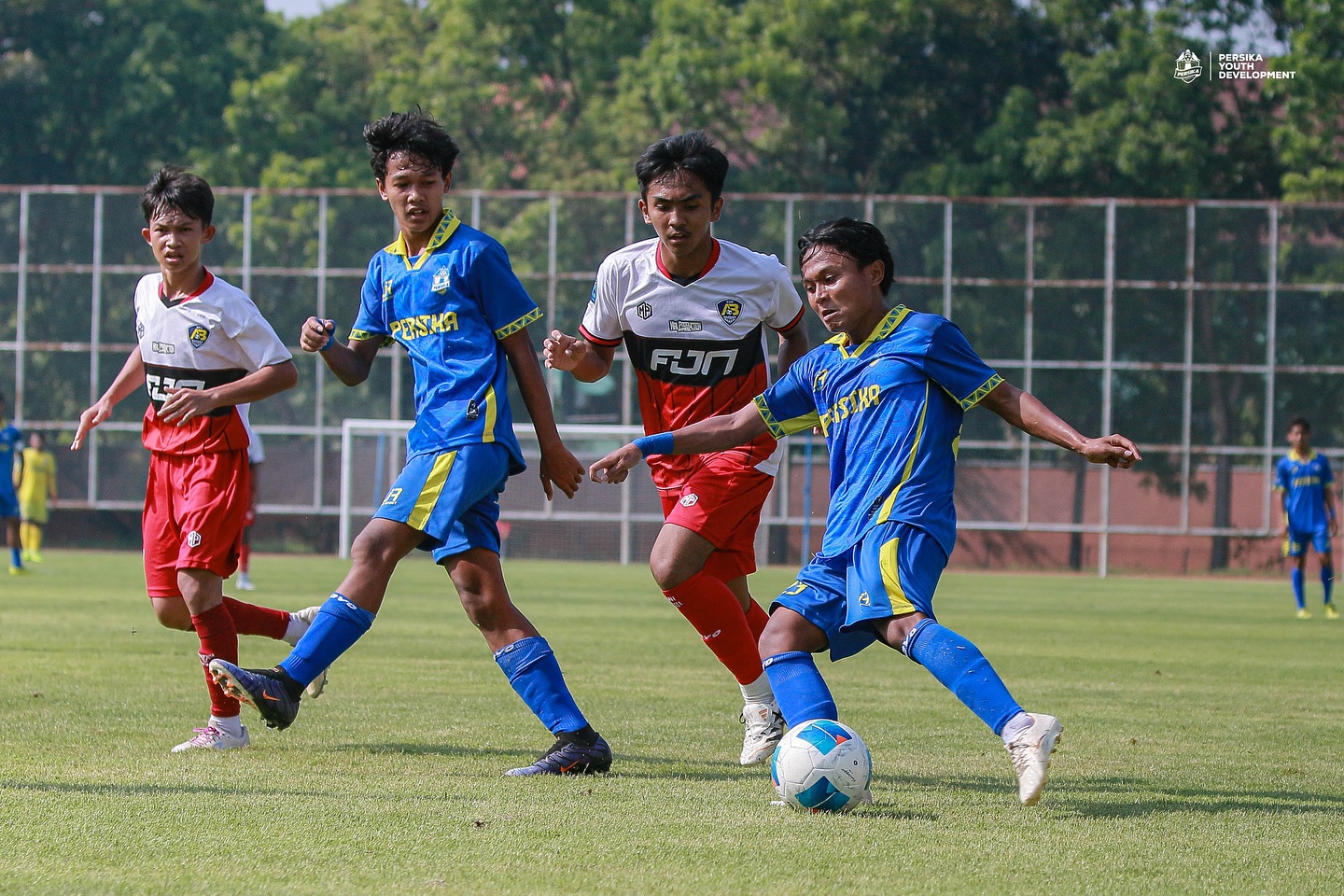 OPTIMISTIS: Persika Karanganyar U-17 saat bertanding melawan Aditama Bahari di Stadion UNS, Kamis (4/9).