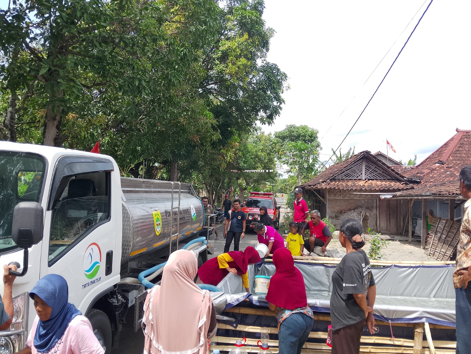 DISERBU: Distribusi bantuan air bersih awal pekan ini di wilayah Kecamatan Weru, belum lama ini.