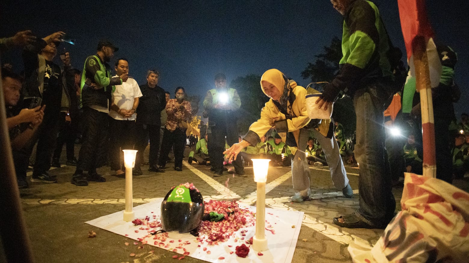 SOLIDARITAS: Ratusan ojol Solo gelar doa lilin dan tabur bunga untuk Affan Kurniawan, kamis malam (4/9/2025).
