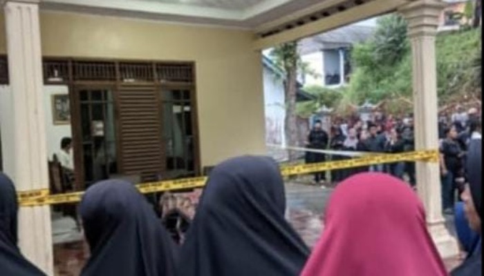 Rumah Sri Hartini di Desa Berjo, Ngargoyoso, Karanganyar dipasangi garis polisi, Jumat (5/9/2025).