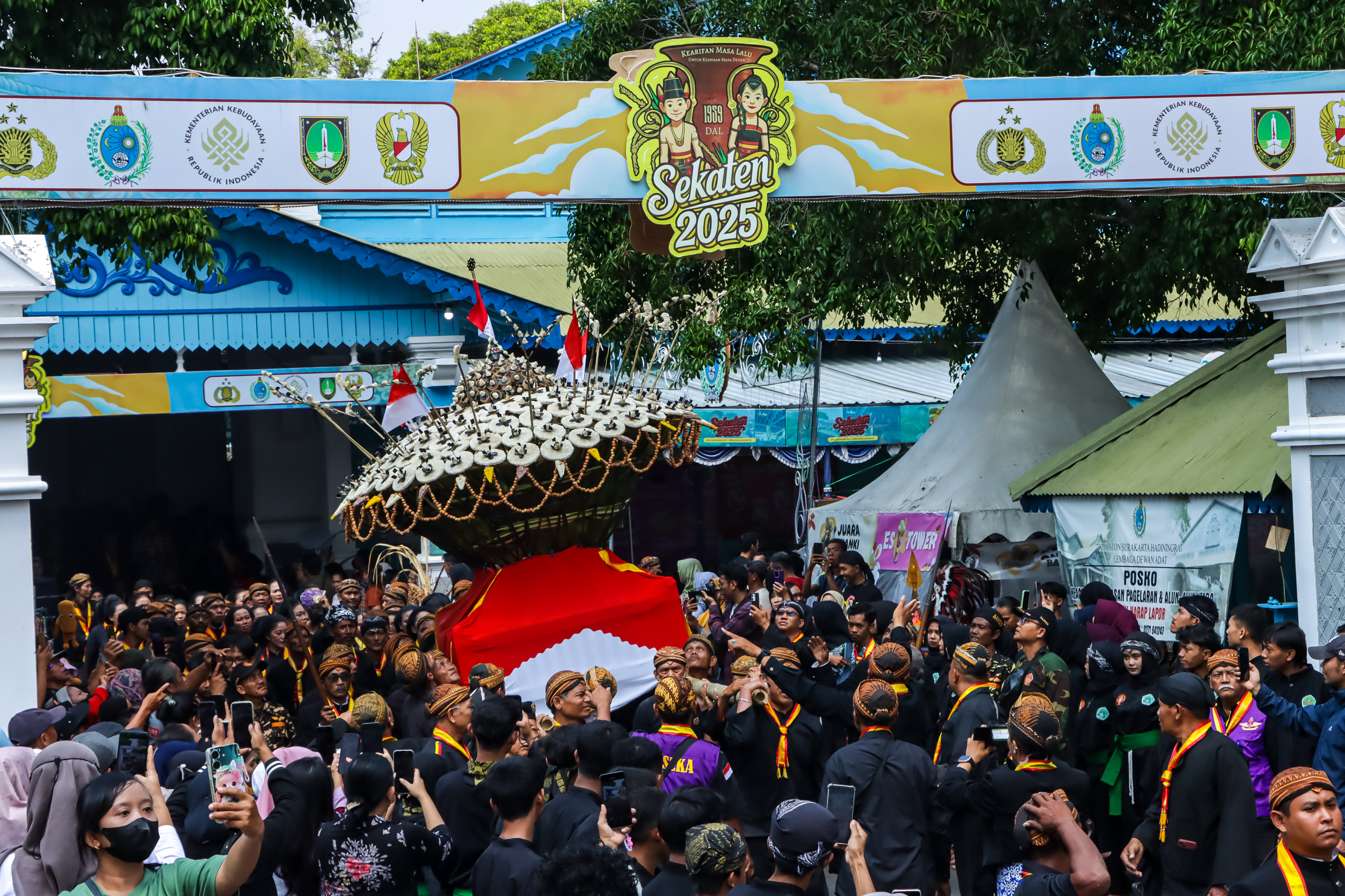 Warga Berebut Gunungan dalam Tradisi Grebeg Maulid Keraton Solo