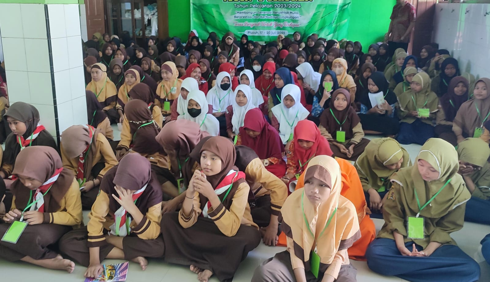 Siswa MTsN 4 Sragen mengikuti kegiatan pengenalan sekolah. (Ahmad Khairudin/Radar Solo)
