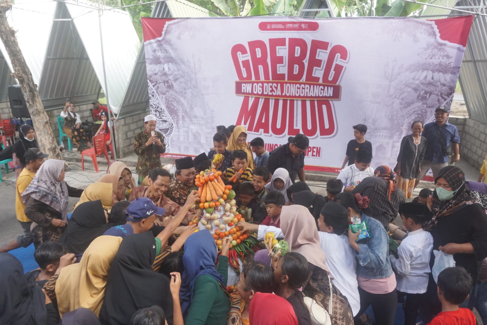 Warga Desa Jonggrangan, Kecamatan Klaten Utara saat berebut gunungan hasil bumi dalam tradisi Grebeg Maulud di Sendang Lembu Suro. (Angga Purenda/Radar Solo)