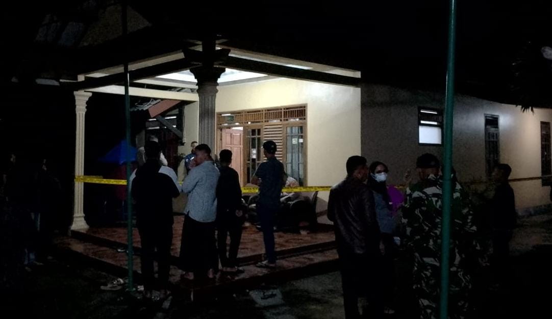 Polisi menggelar olah TKP dugaan pencurian disertai kekerasan seorang pensiunan guru di Desa Berjo, Kecamatan Ngargoyoso, Karanganyar, Jumat (5/9/2025) malam. (Dokumentasi Warga)