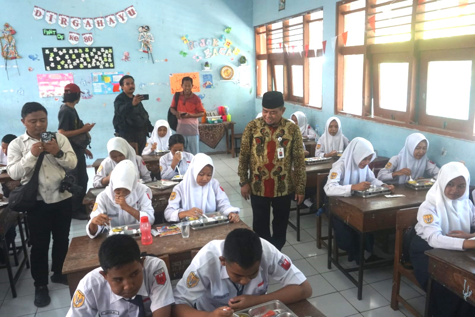 Ketua DPRD Kabupaten Klaten Edy Sasongko saat meninjau pelaksanaan Makan Bergizi Gratis di SMP Negeri 2 Cawas, Kamis (4/9/2025).