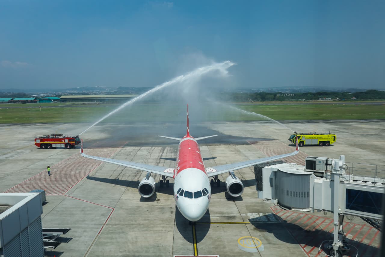Prosesi penerbangan perdana rute Semarang&ndash;Kuala Lumpur, Malaysia, di Bandara Internasional Ahmad Yani, Semarang, Jumat (5/9/2025).