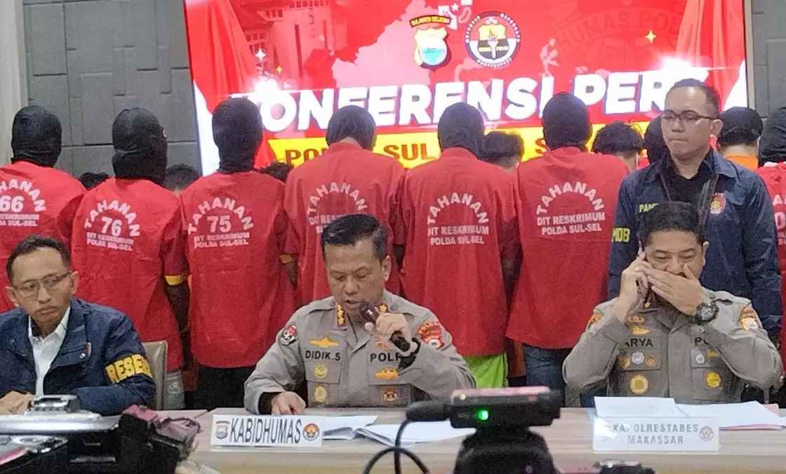 Kabid Humas Polda Sulsel Kombes Pol Didik Supranoto (tengah) didampingi Ditreskrimum  dan Kapolrestabes Makassar mengekspose para tersangka. (Muhsin/Fajar)