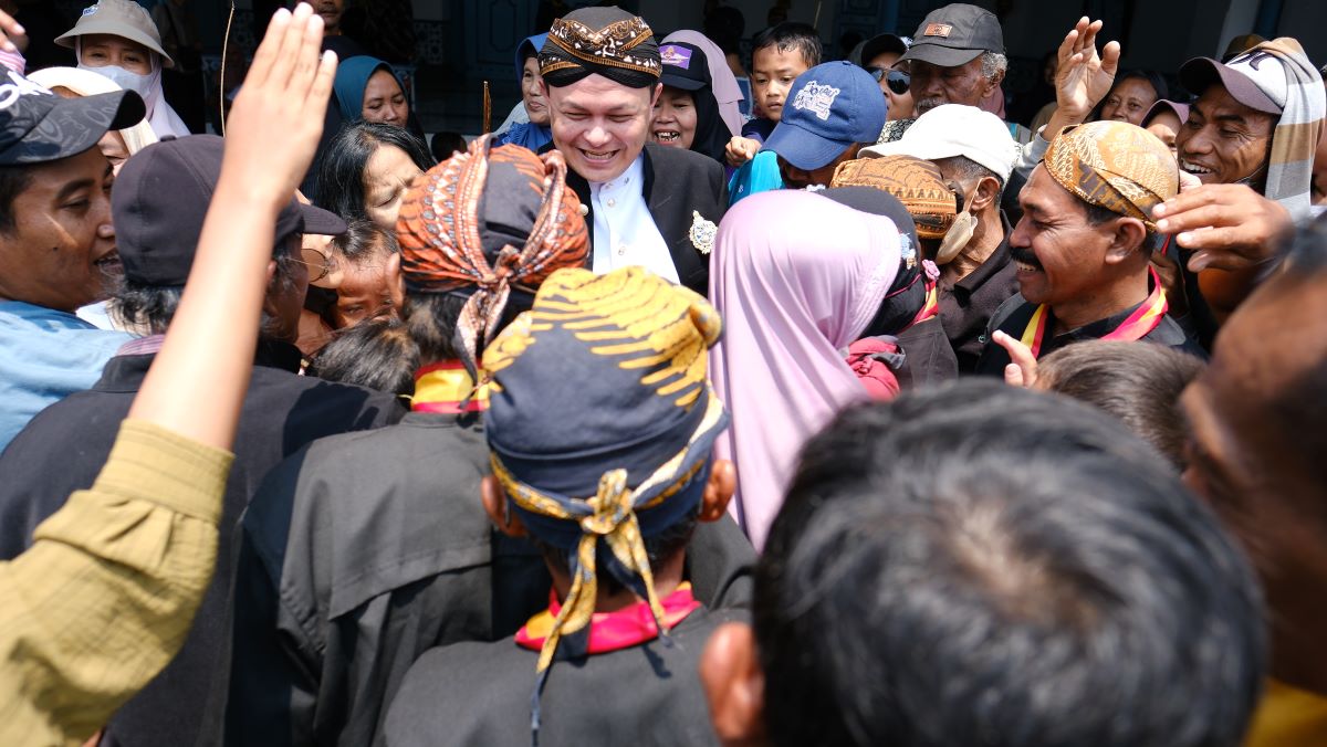 Kanjeng Pangeran Setiawan Dirjonagoro berinteraksi dengan masyarakat di sela Garebeg Mulud (Sekaten) Tahun Dal-1959 yang digelar Karaton Kasunanan Surakarta, Jumat (5/9/2025).