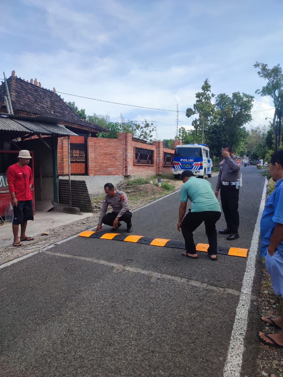 Satlantas Polres Wonogiri memasang speed bump di sekitar perlintasan sebidang di wilayah Kelurahan Kaliancar Kecamatan Selogiri, Sabtu (6/9/2025).