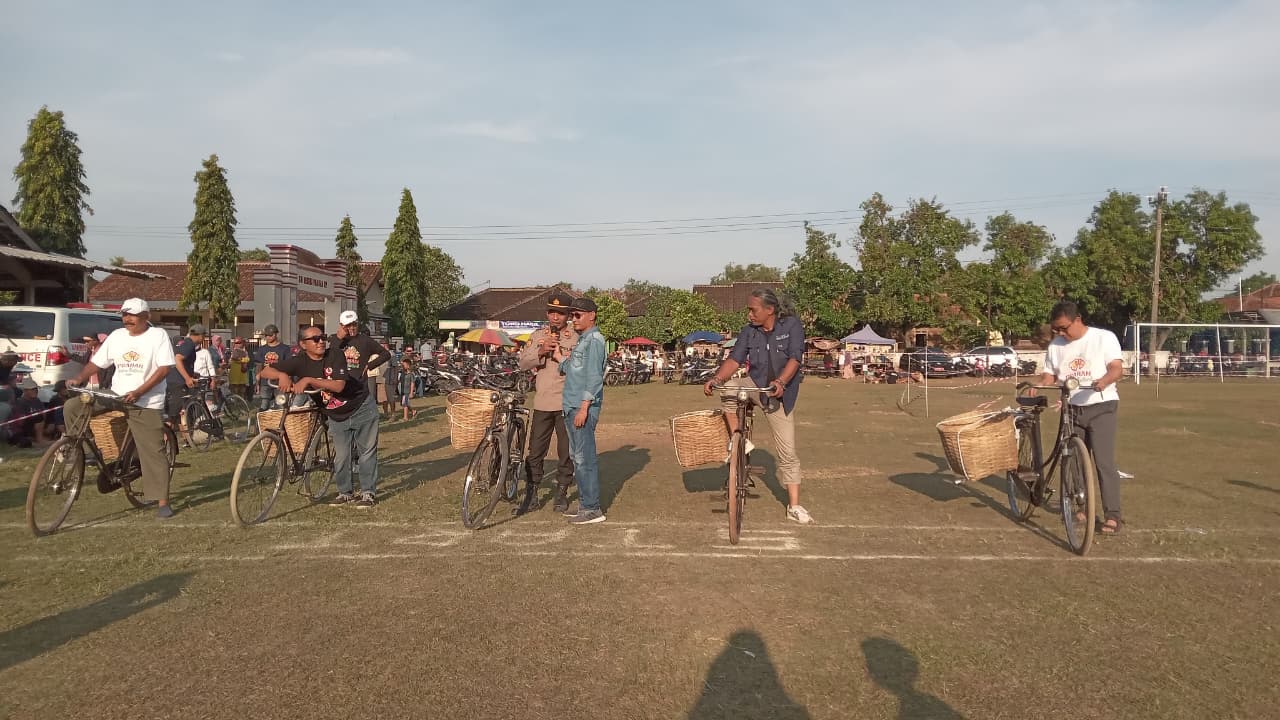Berbagai lomba khas desa pedagang buah digelar. Mulai dari mikul jambu, balap sepeda bronjong sisih, hingga karnaval bronjong, Sabtu (6/9/2025).