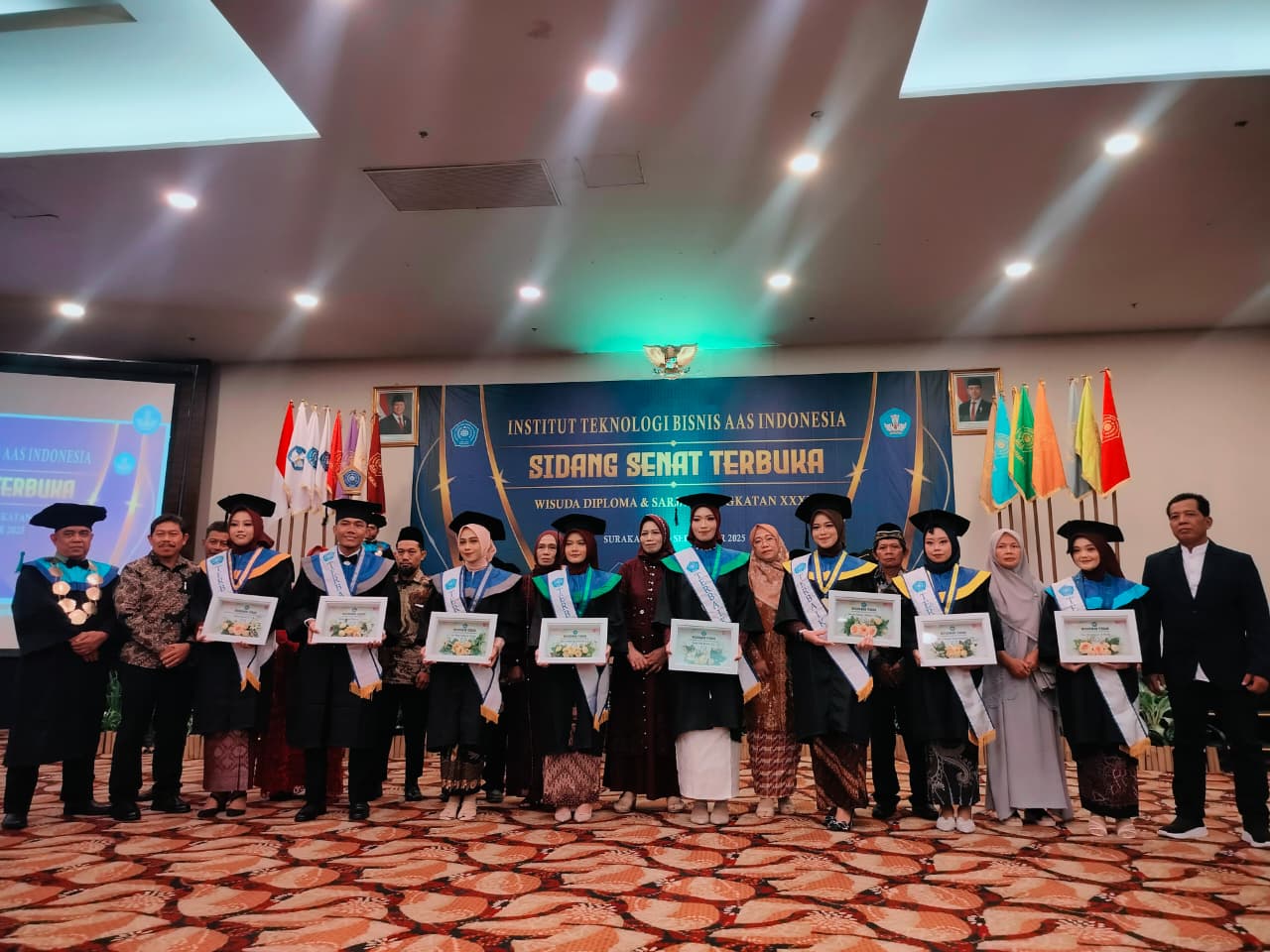Penyerahan apresiasi wisudawan dengan IPK tertinggi di masing-masing program studi dalam Wisuda ke-36 ITB AAS Indonesia, Sabtu (6/9/2025).