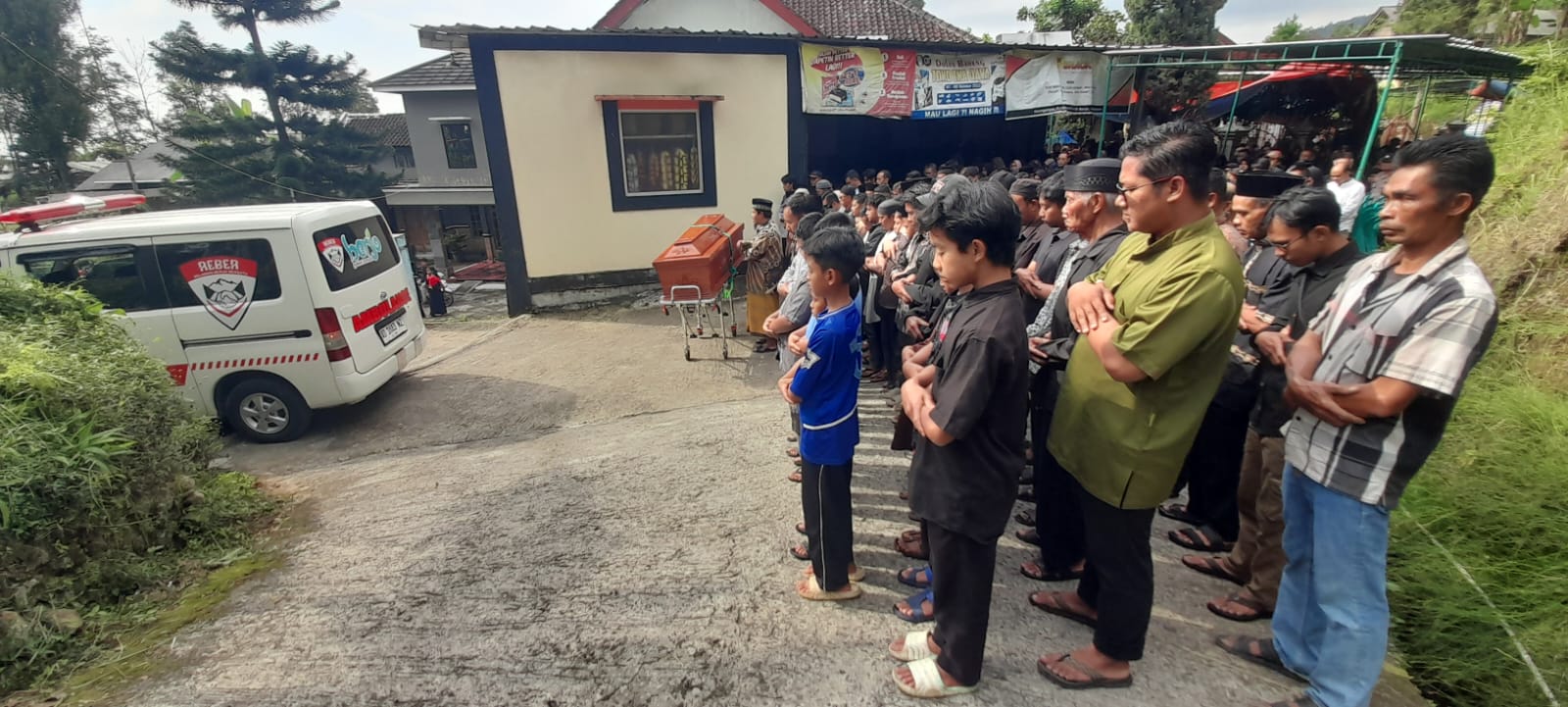 Warga mensholatkan jenazah Sri Hartini di rumah duka Desa Berjo, Ngargoyoso, Karanganyar sebelum dimakamkan, Sabtu (6/9/2025).