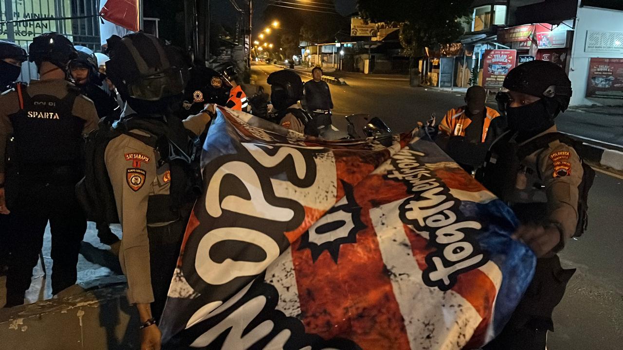 Tim Sparta mengamankan sejumlah barang bukti saat mencegah bentrokan remaja asal Solo dan Geng Boyolali.