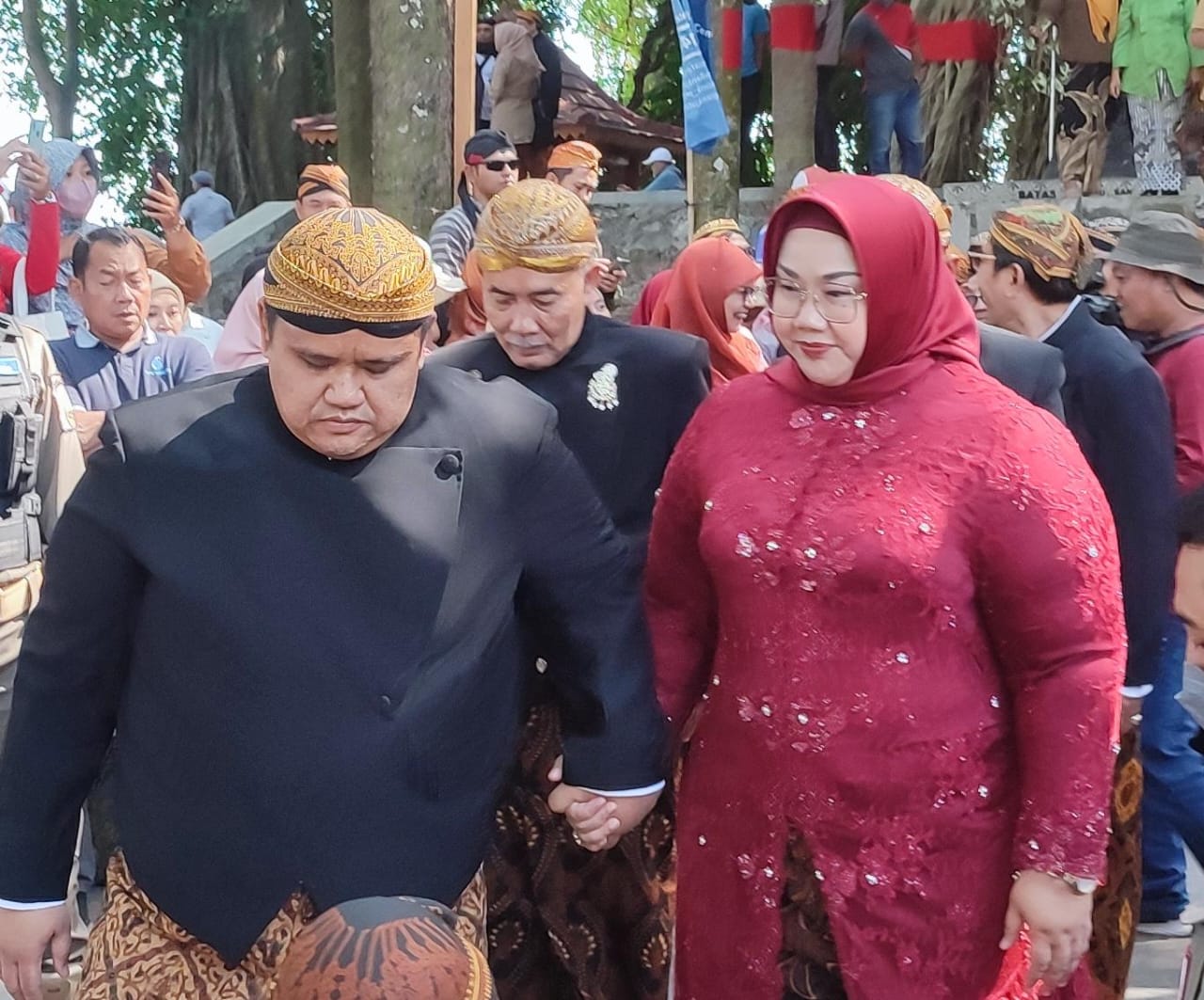 Mantan Bupati Sragen Kusdinar Untung Yuni Sukowati atau Mbak Yuni (kanan) saat mendampingi adiknya mendaftar pencalonan diri sebagai  cabup Sragen. (Ahmad Khairudin/Radar Solo)