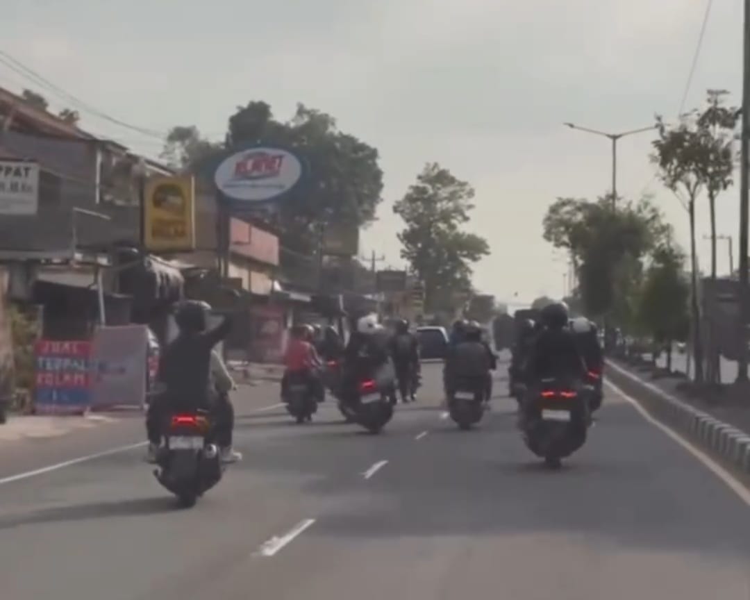 Video rombongan konvoi ugal ugalan yang terekam di Jalan Solo-Jogja, Klaten. (Media sosial)
