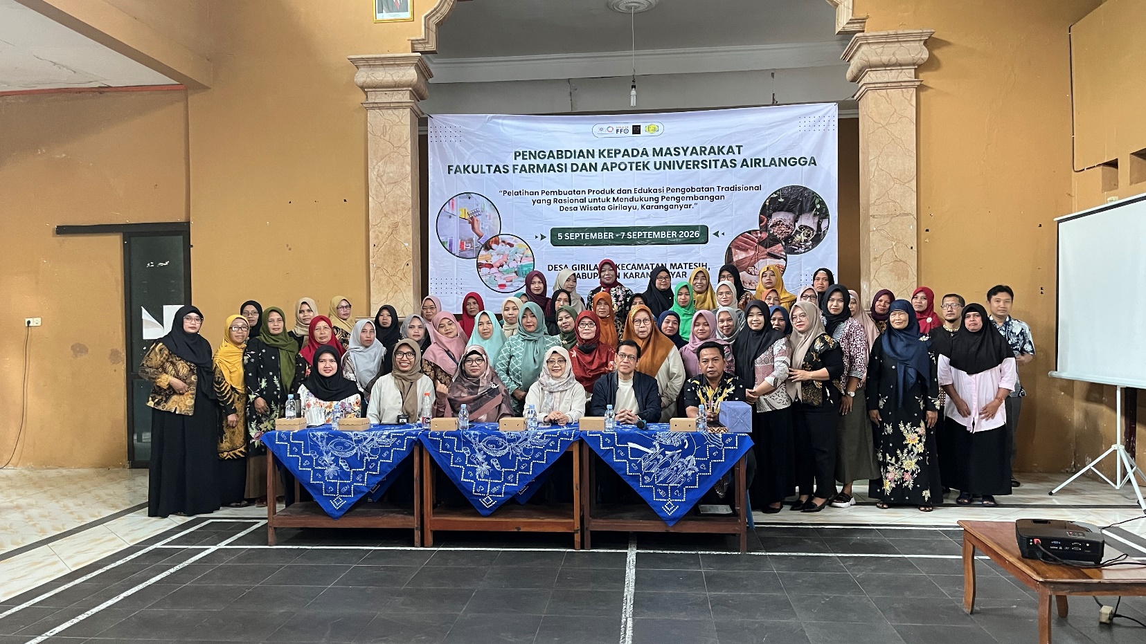 Tim pengabdian masyarakat dari Fakultas Farmasi Universitas Airlangga bersama peserta.