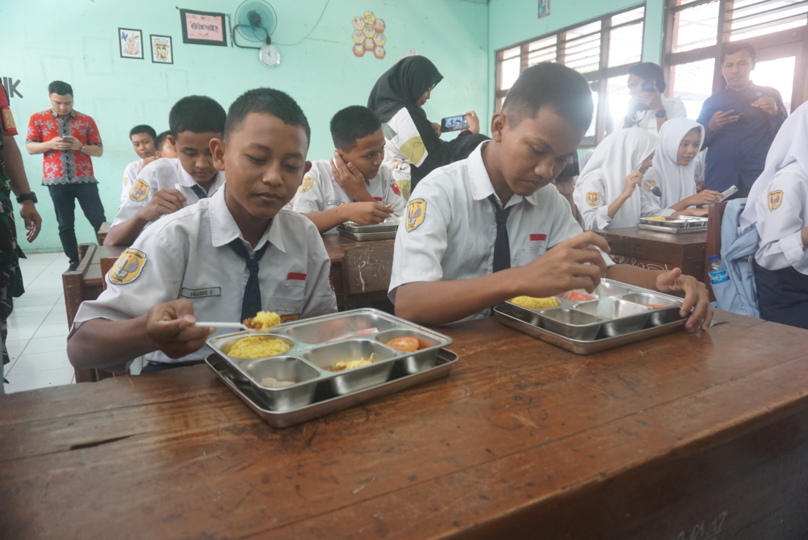 Uji coba program makan bergizi gratis di SMP Negeri 2 Cawas, Klaten beberapa waktu lalu. (Angga Purenda/Radar Solo)