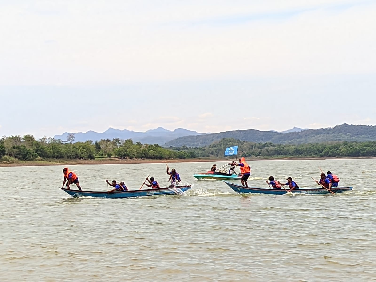 Pacu Jalur van Waduk Gajah Mungkur diikuti puluhan nelayan dari Wonogiri dan Sukoharjo, Minggu (7/9/2025).