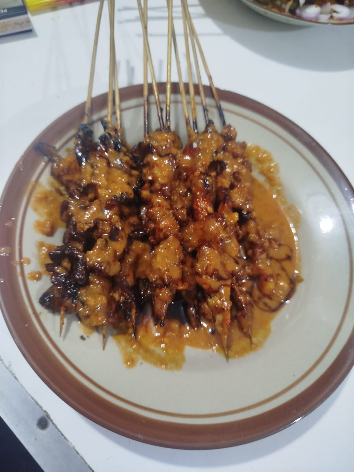 Sate Ayam Pak Kabul Wonogiri dengan bumbu kacang yang menggugah selera. (Iwan Adi Luhung/Radar Solo)
