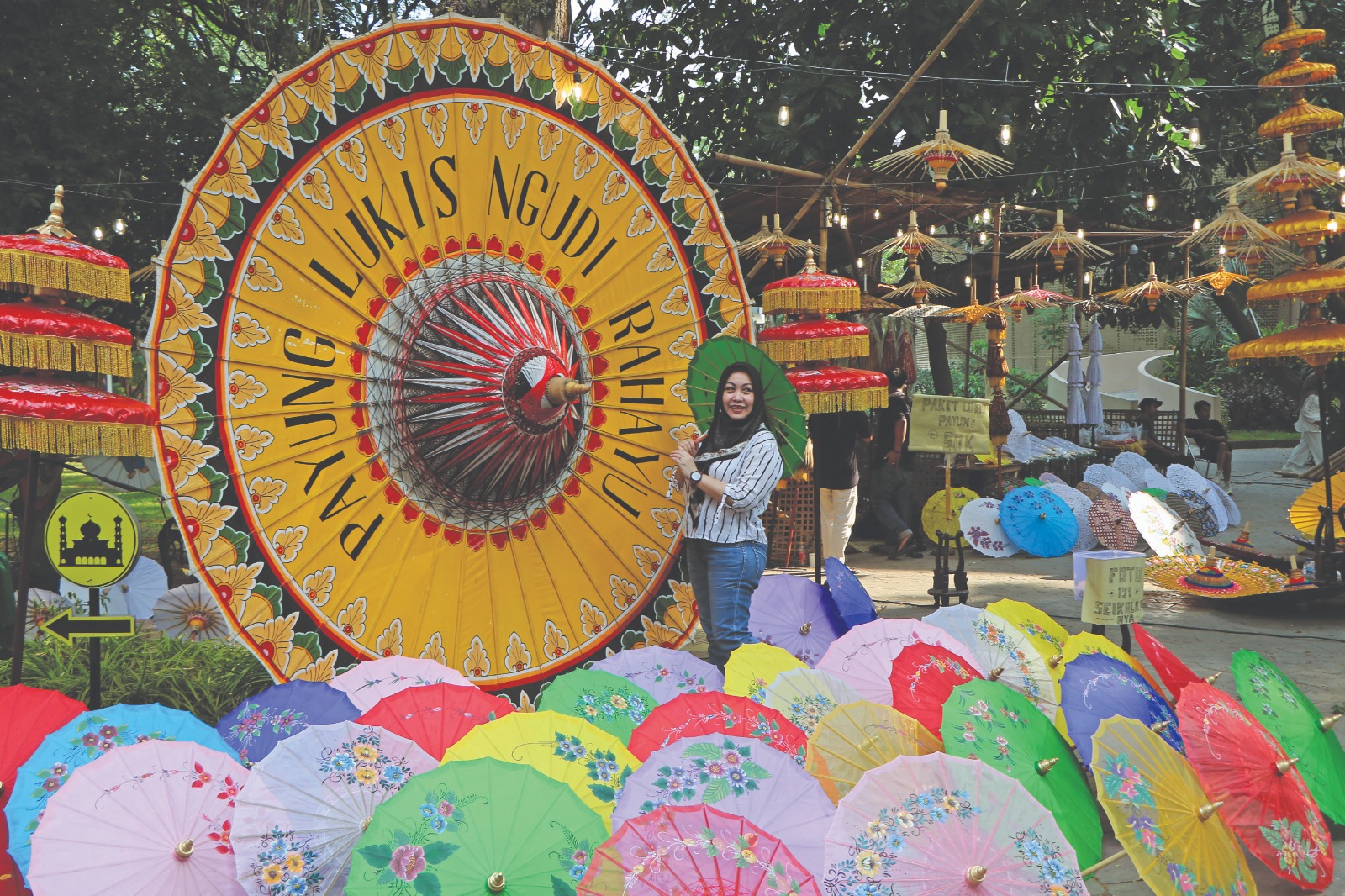 INSTAGRAMABLE: Pengunjung berfoto ria di acara Festival Payung Indonesia (Fespin) 2025 di Taman Balekambang.
