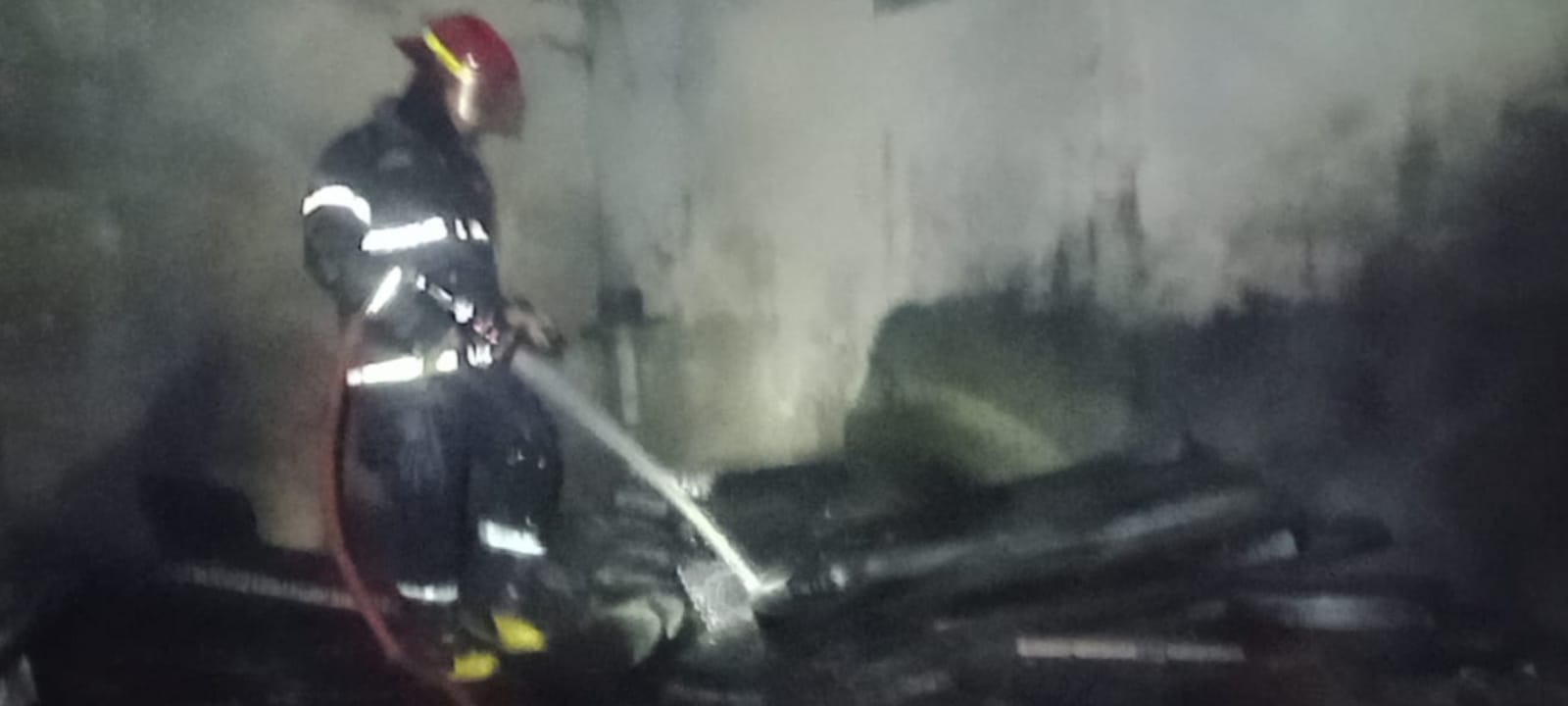 Personel Damkar Sukoharjo lakukan pendinginan di lokasi kebakaran, Minggu (7/9/2025).