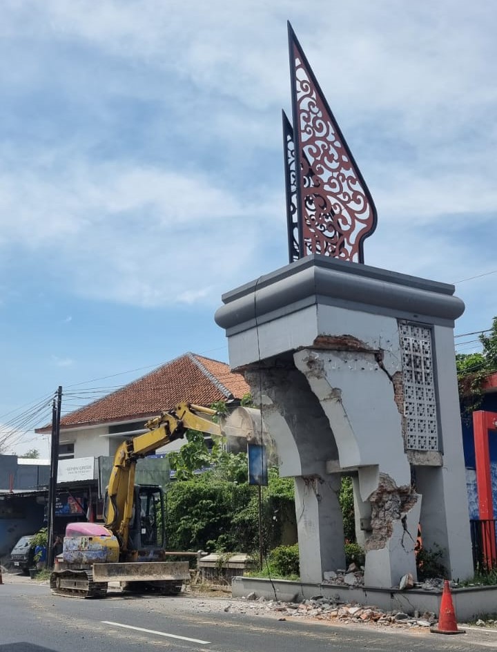 Gapura batas kota di jalur utama Kartasura&ndash;Colomadu dirobohkan setelah mengalami keretakan akibat ditabrak truk kontainer.