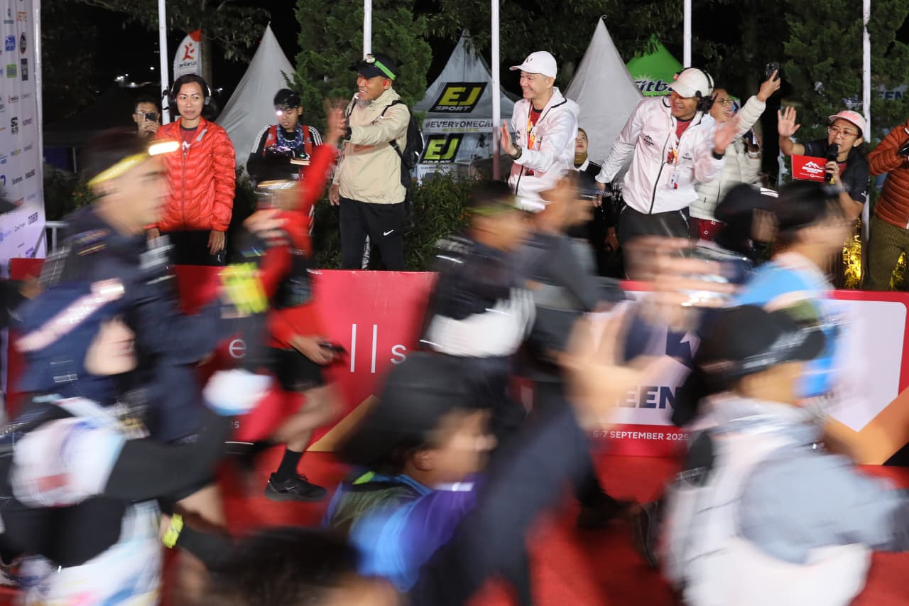 Sekda Jateng Sumarno (dua dari kiri) lepas 1.700 pelari dalam event Merbabu Sky Run 2025, sebuah ajang olahraga lari yang digelar di lereng Gunung Merbabu, Minggu (7/9/2025).