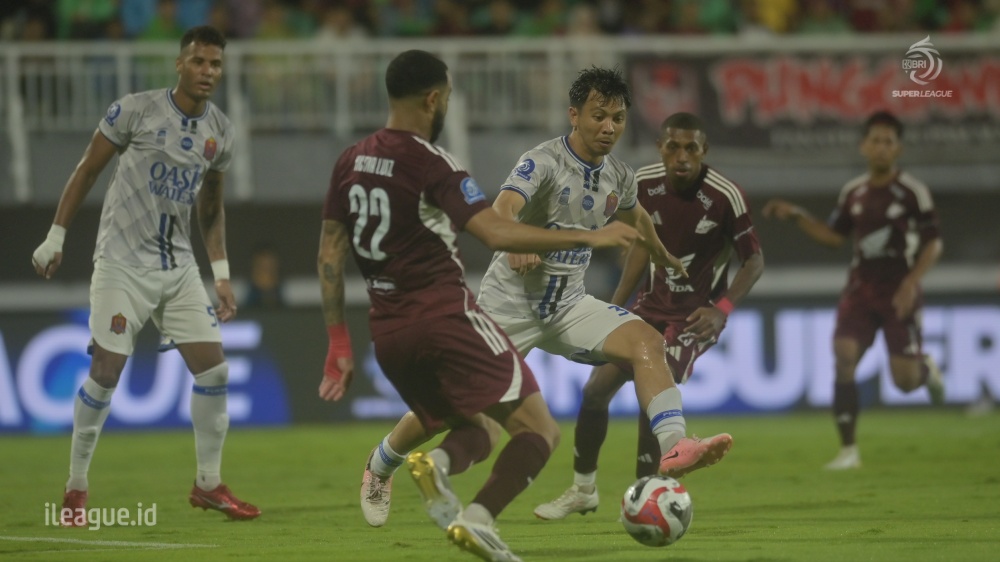 BEREI PEMBUKTIAN: Pertandingan Persijap jepara melawan PSM Makassar di Super League musim ini.