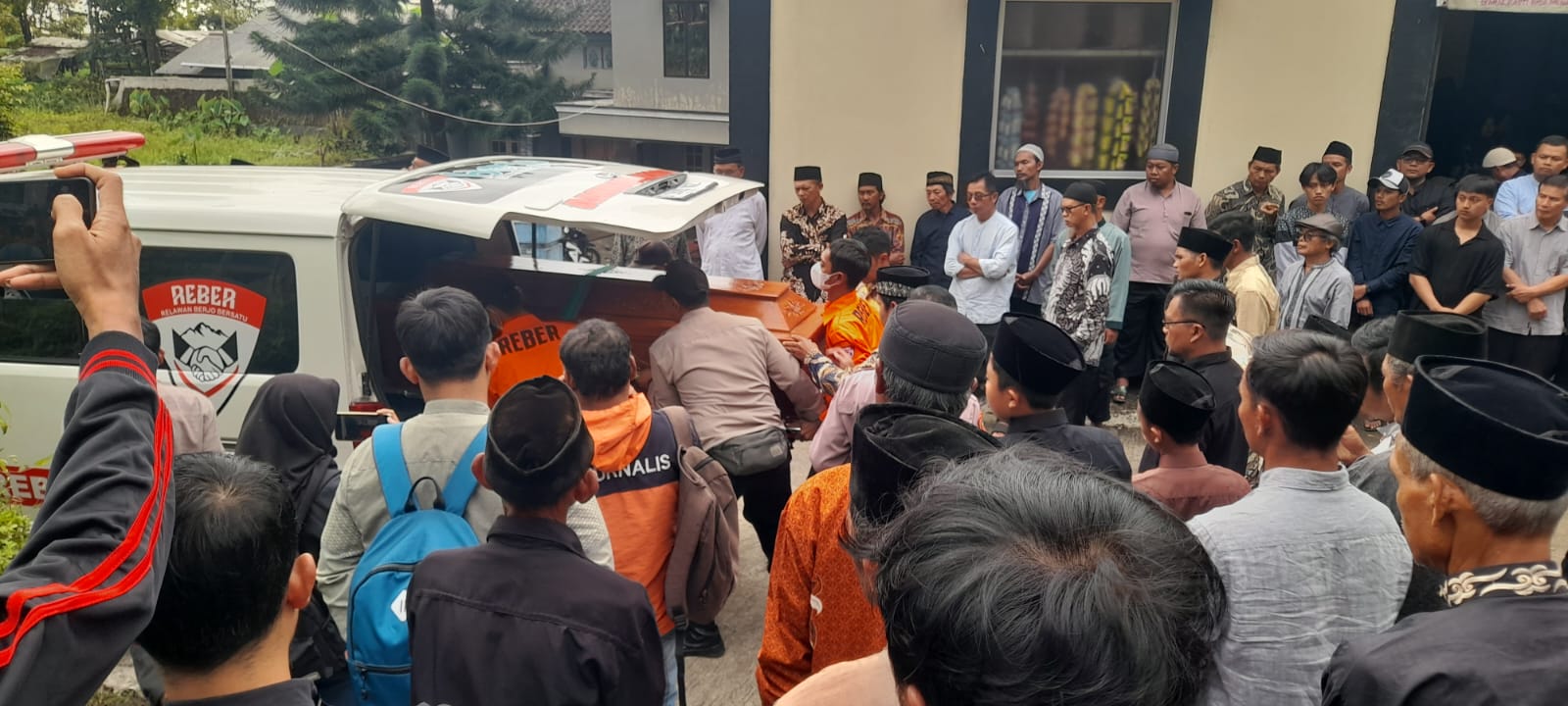 Jenazah Sri Hartini diberangkatkan dari rumah duka di Desa Berjo, Kecamatan Ngargoyoso, Karanganyar untuk dimakamkan, Sabtu (6/9/2025).