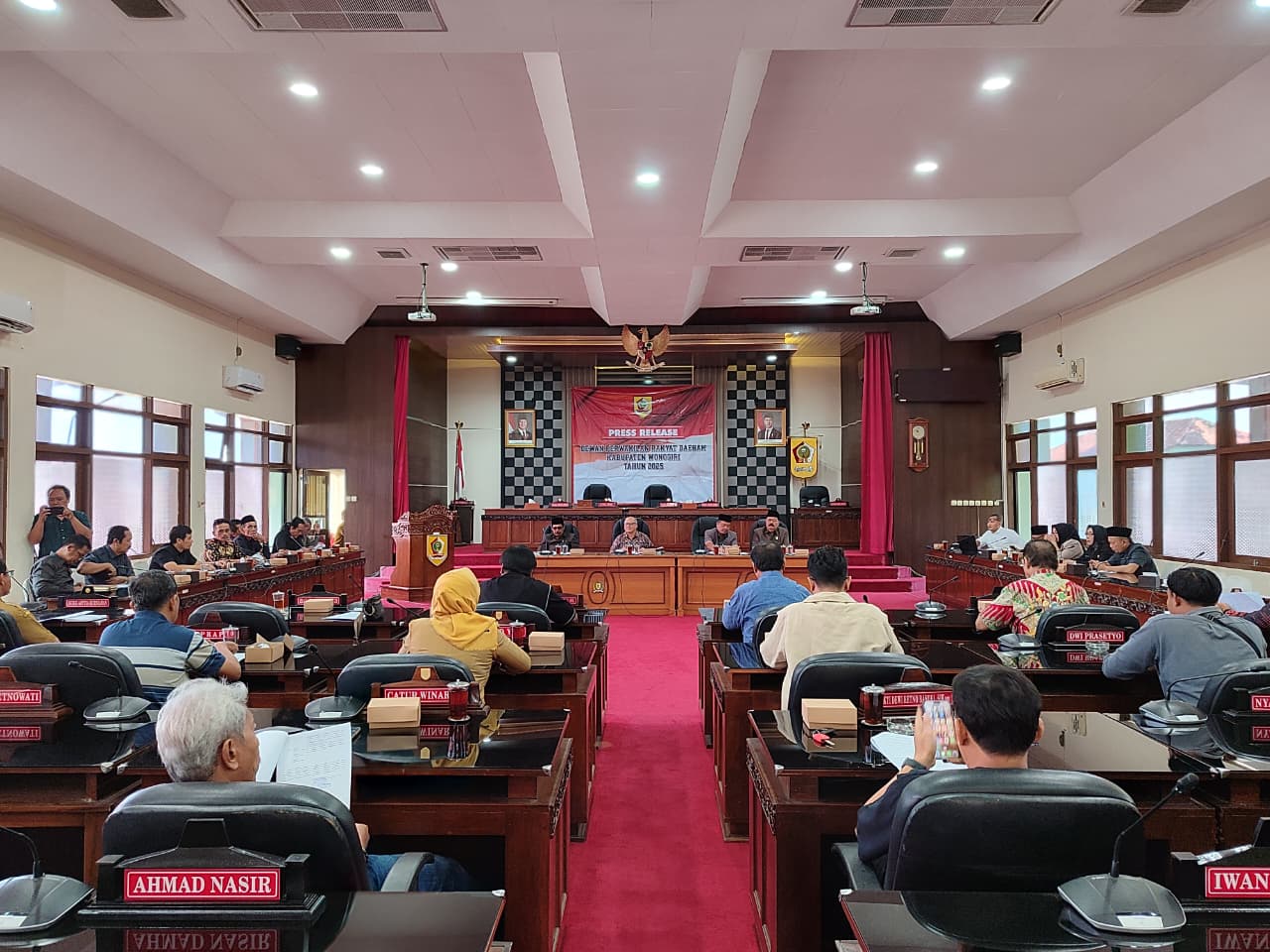 Anggota DPRD Wonogiri gelar jumpa pers dengan awak media, Senin (8/9/2025).