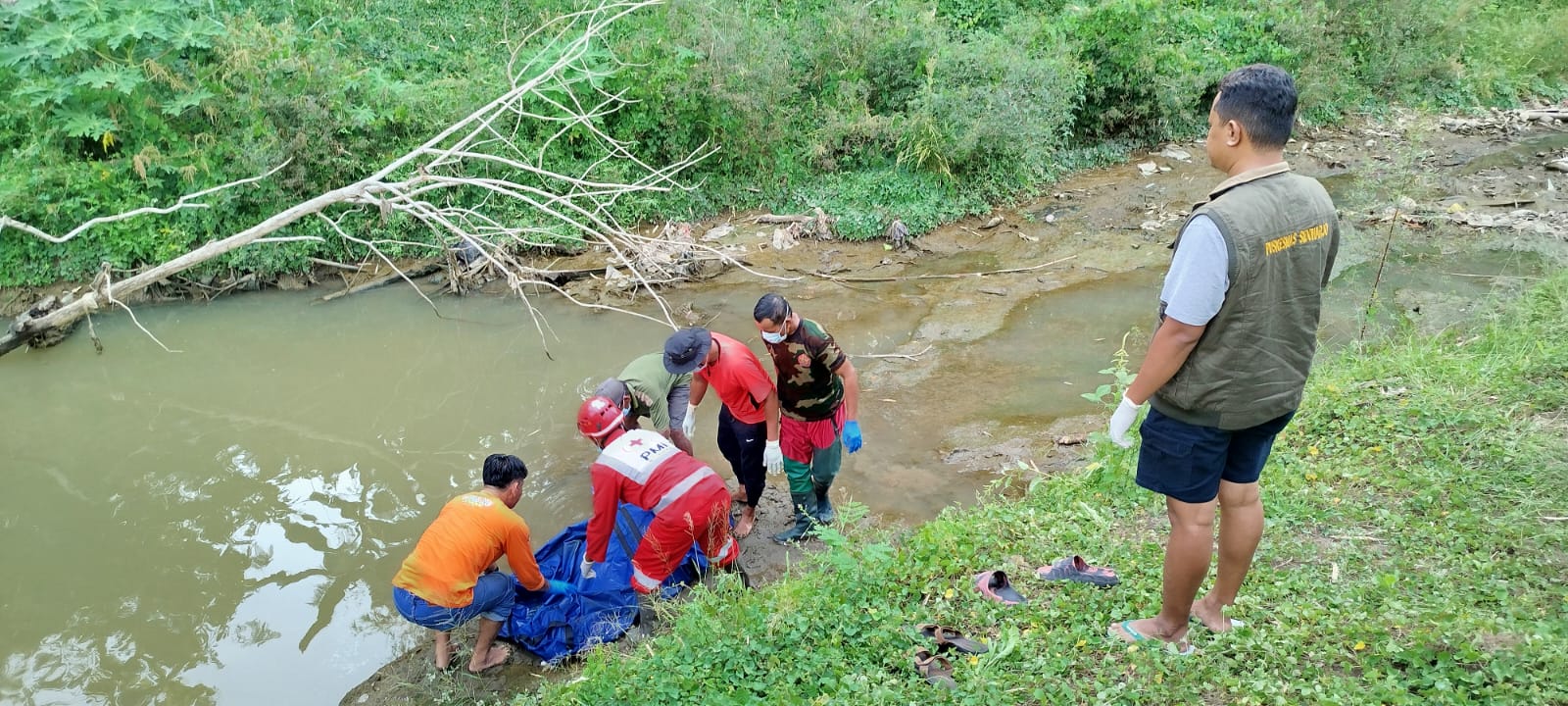 Tim relawan gabungan evakuasi mayat di Sungai Bengawan Solo, Sidoarjo, Sragen, Minggu (7/9/2025). (Ahmad Khairudin/Radar Solo)