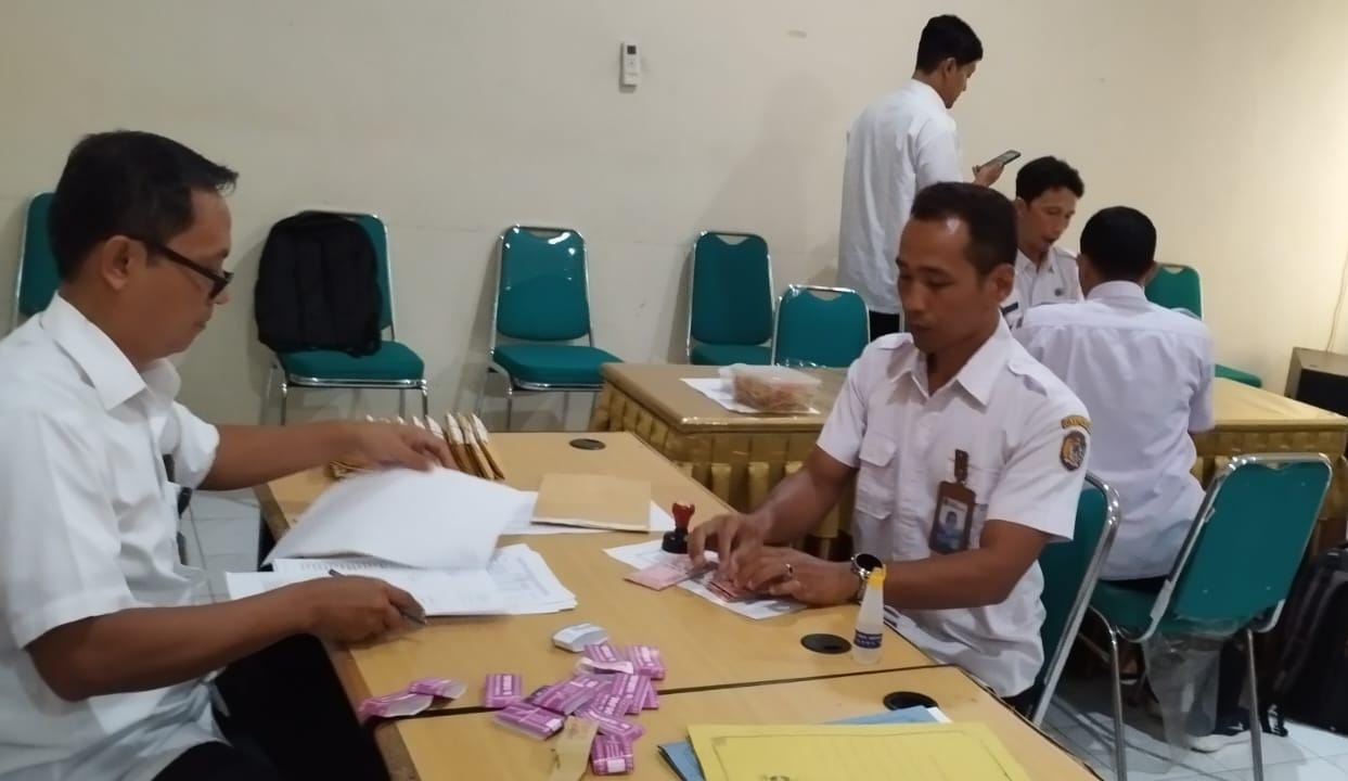 Dispermades Karanganyar bersiap mencairkan insentif bagi kader posyandu. (Rudi Hartono/Radar Solo)
