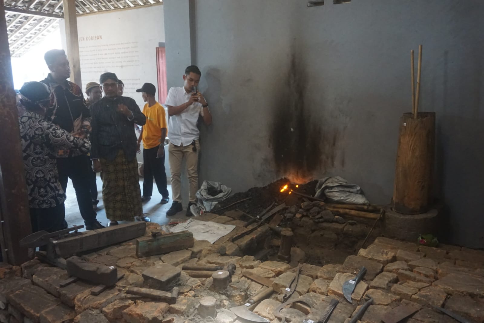 Bupati dan Wakil Bupati Klaten saat melihat berbagai koleksi di Museum Besalen Koripan, Desa Kranggan, Kecamatan Polanharjo. (Angga Purenda/Radar Solo)