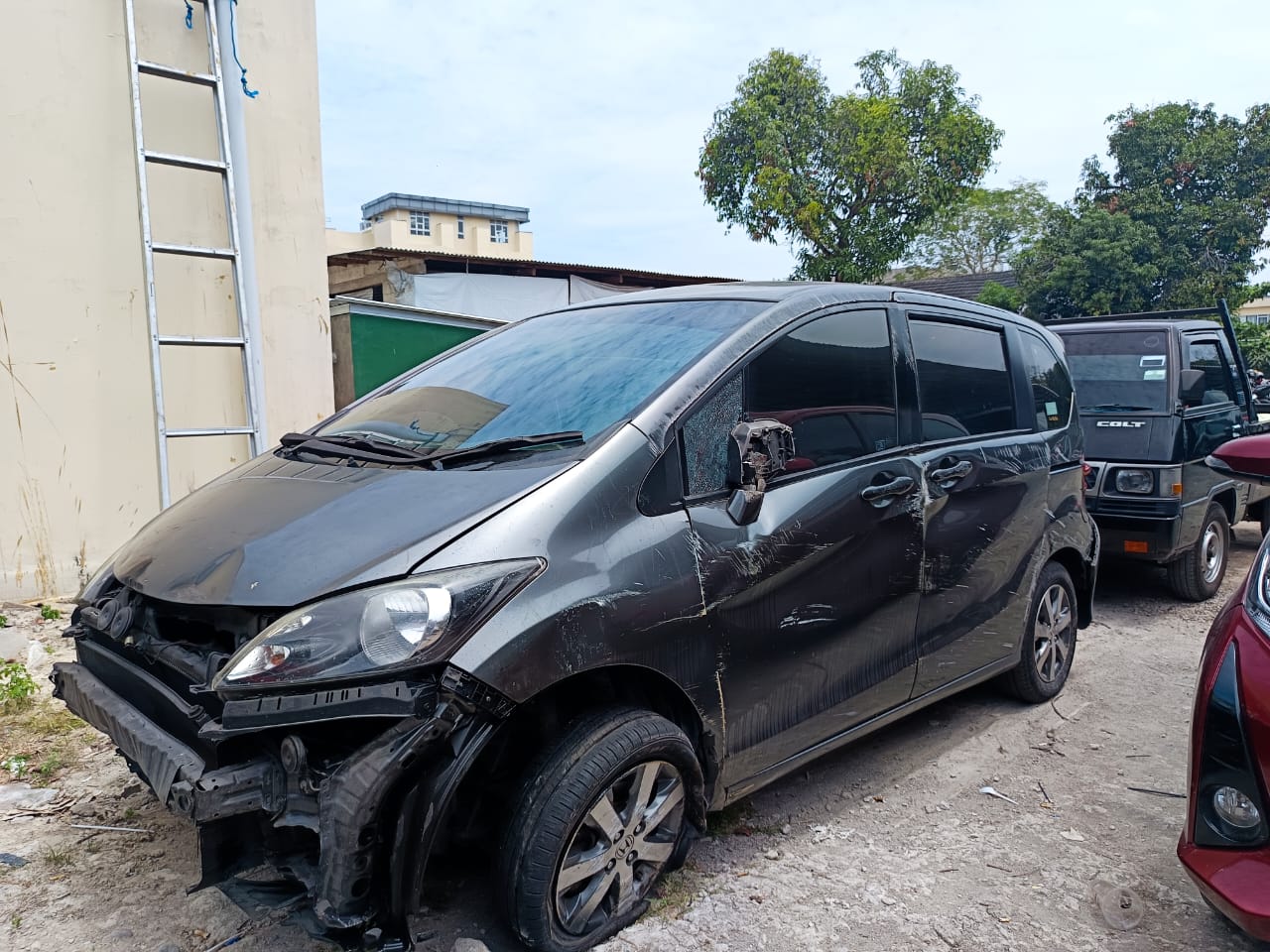 Mobil Freed yang sempat terbalik di simpang Nonongan Solo
