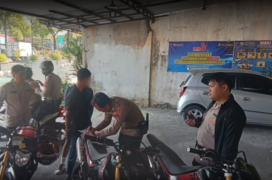 Penindakan terhadap pengendara sepeda motor yang kedapatan menggunakan knalpot brong oleh Satlantas Polres Klaten. (Angga Purenda/Radar Solo)