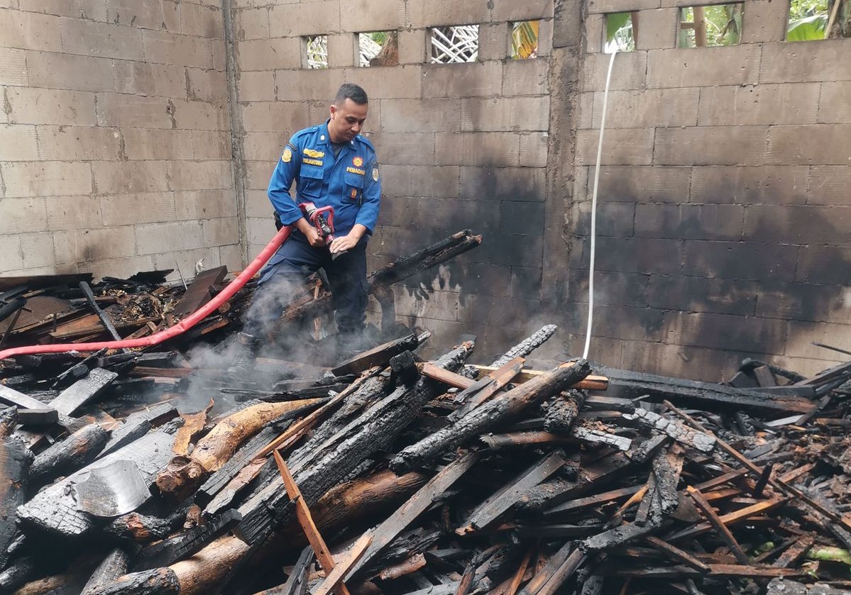 Personel Damkar Boyolali lakukan pendinginan di dapur rumah Jiwani warga Dukuh Kedungkenong, Desa Pojok, Kecamatan Nogosari, Senin (8/9/2025).