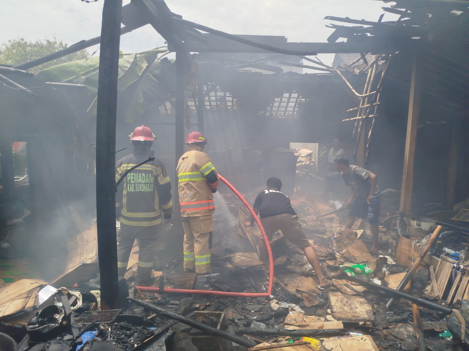 Damkar Sukoharjo lakukan pendinginan di sebuah rumah kayu jati Dukuh Terban, Desa Jati, Kecamatan Gatak, Senin (8/9/2025).