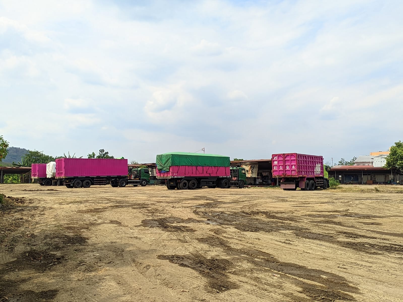 Truk kontainer parkir di kawasan terminal lama Wonogiri. Warga sekitar keluhkan debu beterbangan dan munculnya kopi pangku.