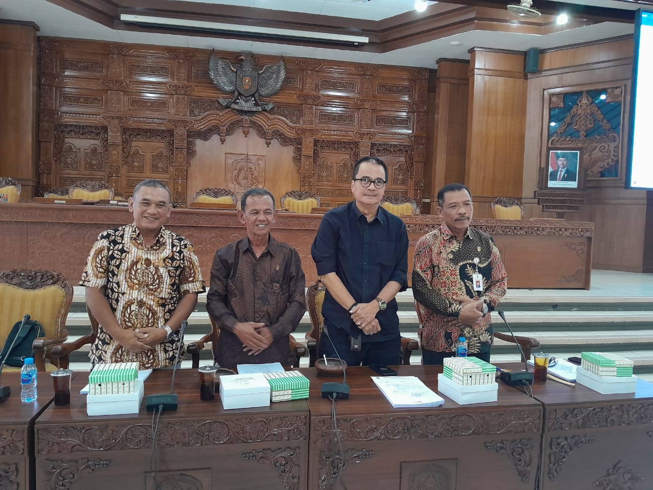 Para Ketua Panitia Khusus (Pansus) dalam pelaksanaan rapat dengar pendapat umum atau public hearing di Gedung Paripurna DPRD Klaten.
