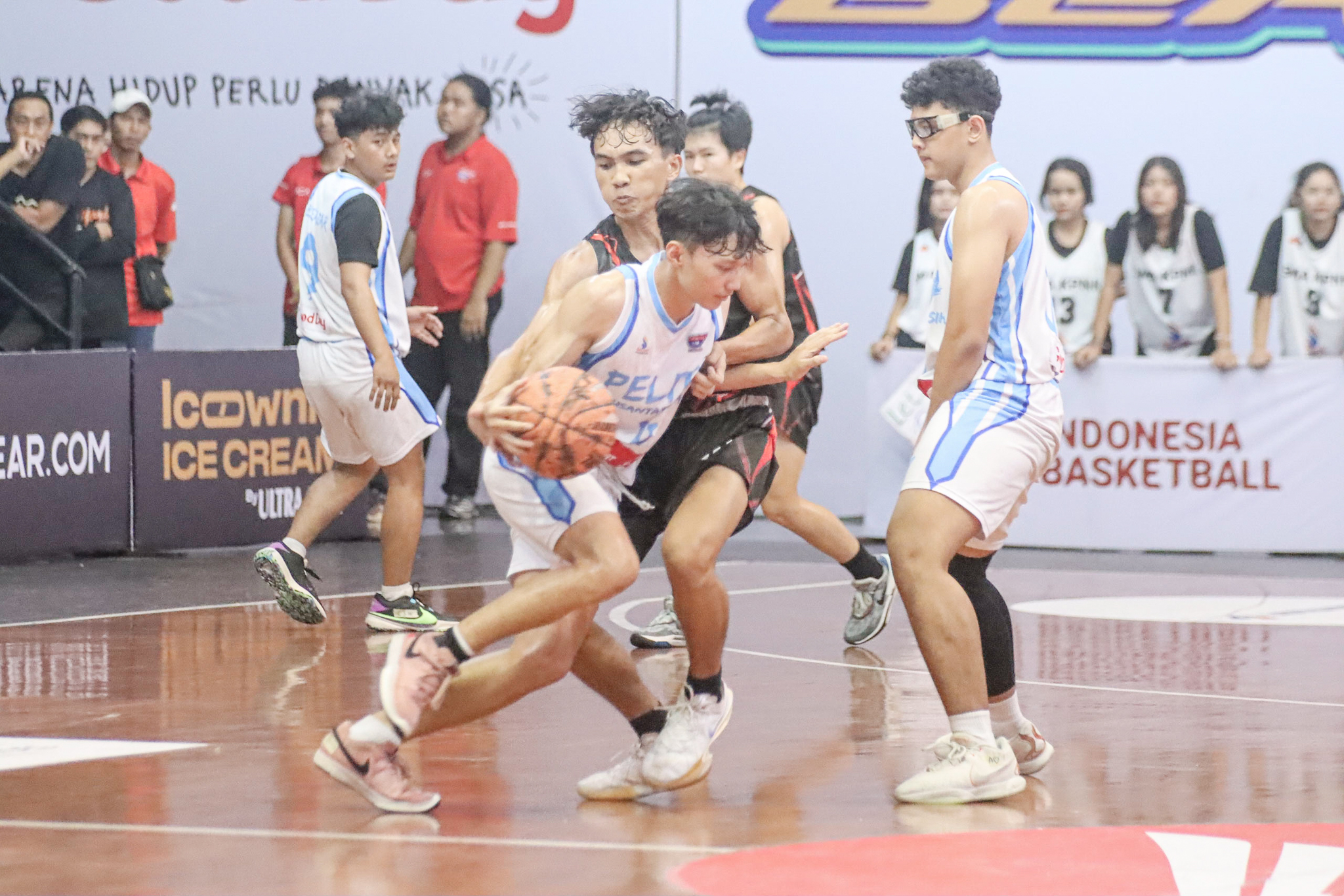 PEMBINAAN: Laga Final DBL antara SMA Warga melawan SMA PNK Surakarta di Sritex Arena, musim lalu.