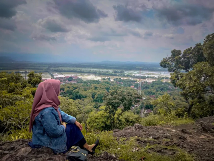 Suasana dari Gunung Taruwongso di Sukoharjo.