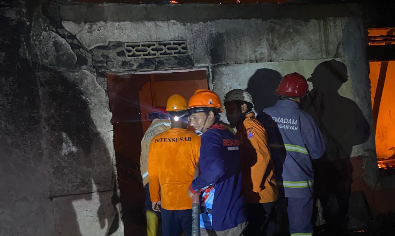 Rumah milik warga di Dusun Pamotan, RT 13/RW 06, Desa Kedawung, Kecamatan Jumapolo, Karanganyar terbakar pada Senin malam (8/9/2025). (Rudi Hartono/Radar Solo)