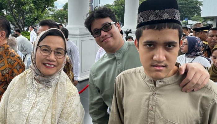 Yudo Sadewa (tengah), putra Purbaya Yudhi Sadewa, berfoto bersama Sri Mulyani.