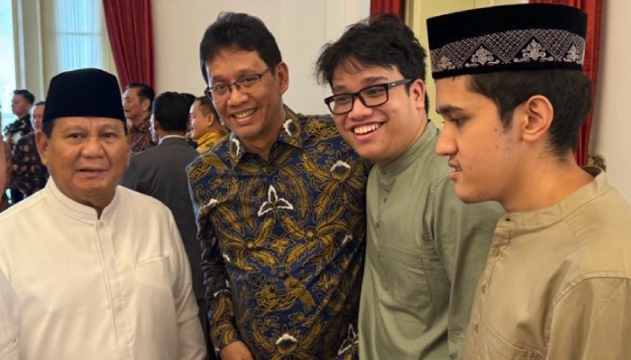 Yudo Sadewa (dua dari kanan) bersama ayahnya Purbaya Yudhi Sadewa dan Prabowo Subianto.