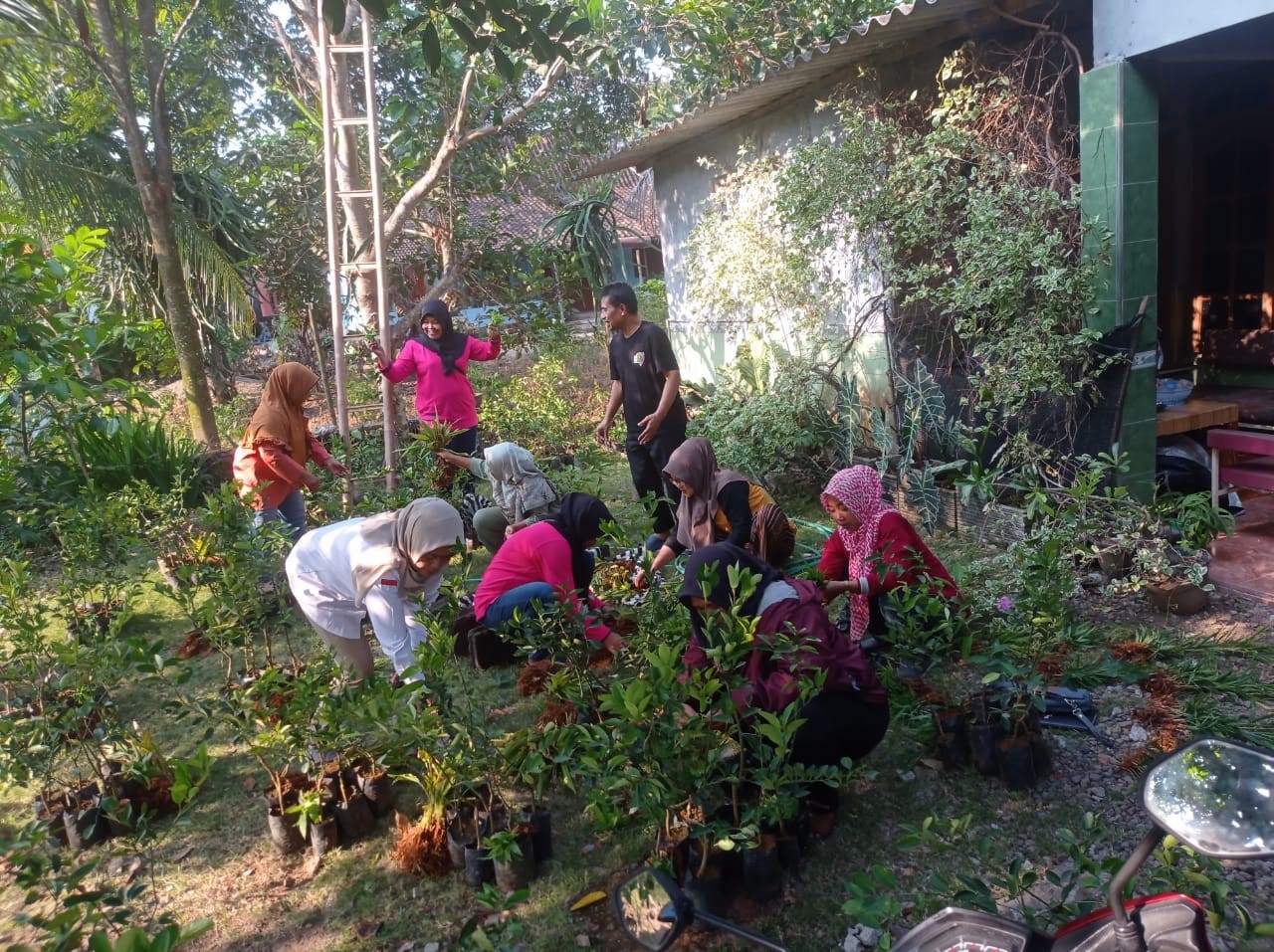 Dosen dan mahasiswa STIKES Estu Utomo bersama Gerakan Kesejahteraan Keluarga (PKK) Desa Metuk, Mojosongo, Boyolali, meluncurkan program inovatif bernama "Wedang Dokter".