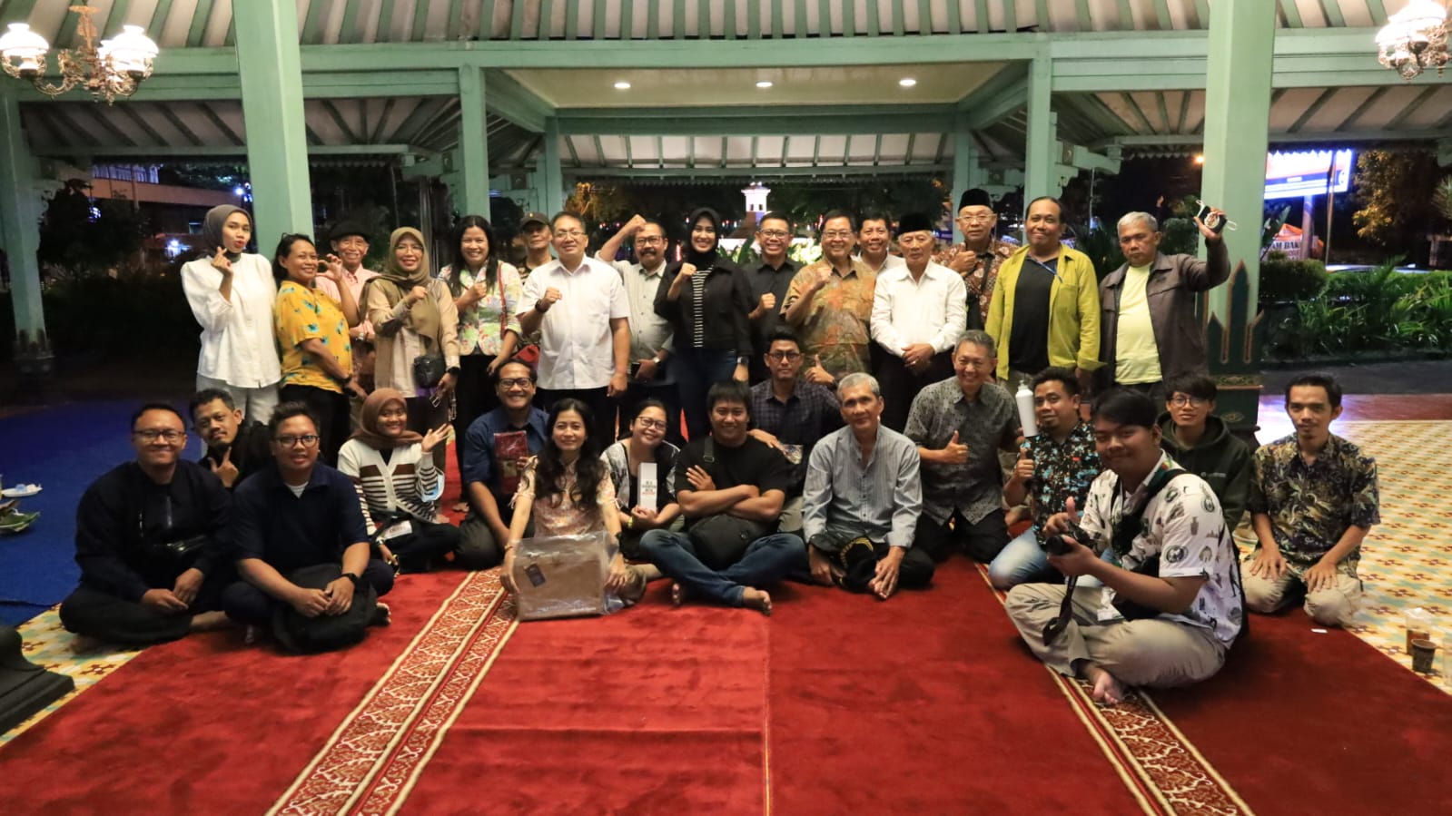 BERSINERGI: Wakil Wali Kota Solo Astrid Widayani ngobrol bareng dengan awak media, Senin malam (8/9).