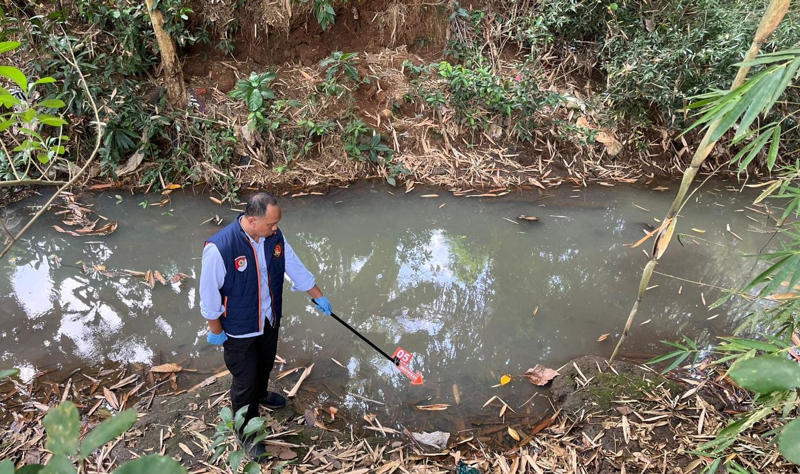 Polisi menggelar olah TKP di lokasi pembuangan jasad bayi di Desa Paseban, Kecamatan Jumapolo, Karanganyar, Rabu (3/9/2025) lalu. (Rudi Hartono/Radar Solo)