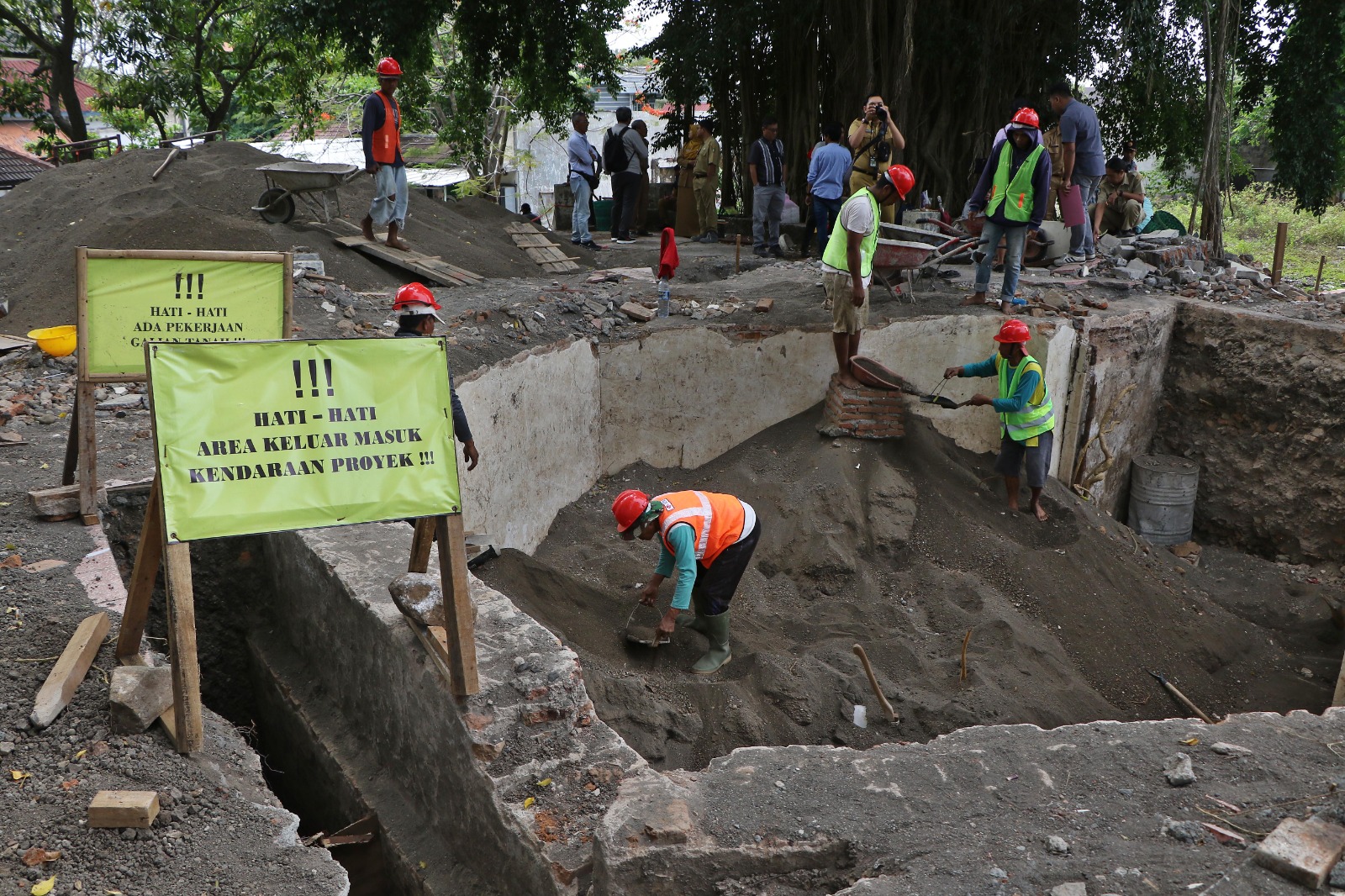 DIKEBUT: Pekerja tengah mengeruk tanah untuk proyek revitalisasi Segaran Sriwedari.