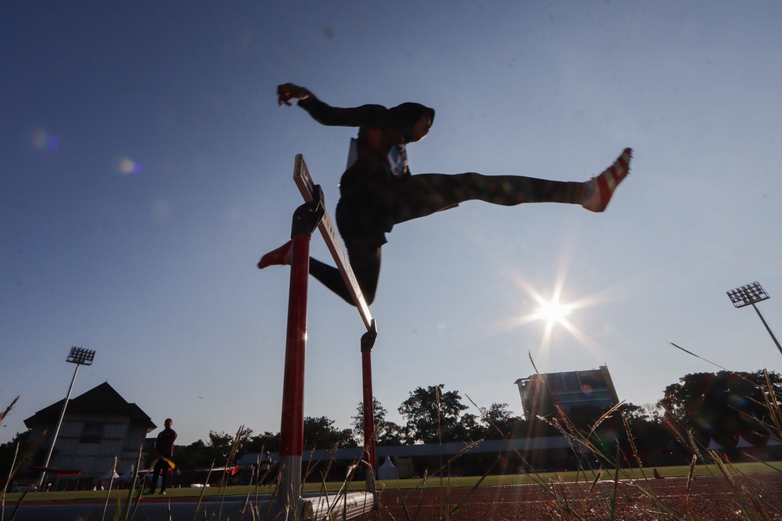 ADU CEPAT: Salah satu atlet atletik tengah menjalani pertandingan di Kejurnas Atletik yang sempat digelar di Stadion Sriwedari.