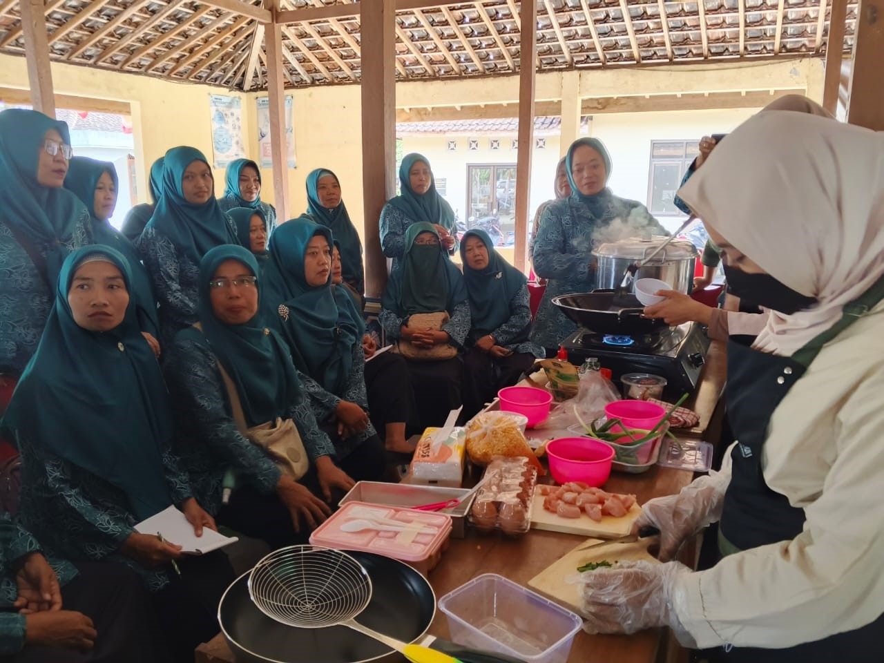 Kader posyandu mengikuti pelatihan pembuatan makanan tambahan berbasis pangan lokal, yaitu dimsum ubi kuning, sempol ayam, dan tahu katsu.
